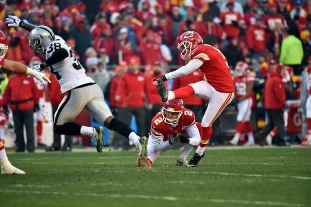 Cairo Santos (direita) acertou dois extra points no jogo do último domingo contra o Oakland Raiders (Foto: AFP)