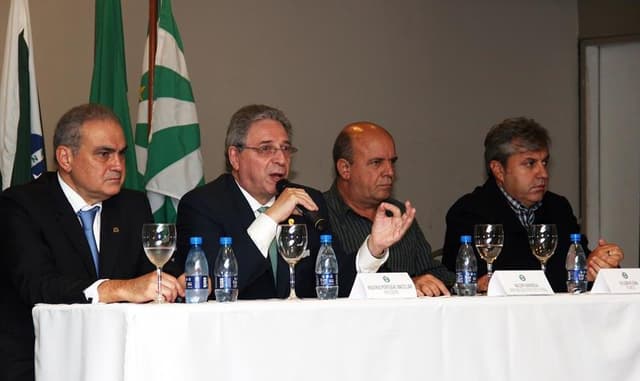 Presidente do Coritiba, Rogério Bacellar, diretor executivo de futebol, Valdir Barbosa e o técnico Gilson Kleina (Foto: Divulgação / Site oficial Coritiba)