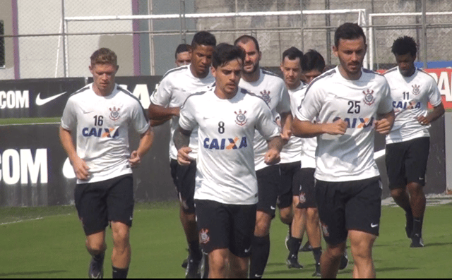 Elenco do Corinthians treina no CT Joaquim Grava (Foto: Angelo Martins)