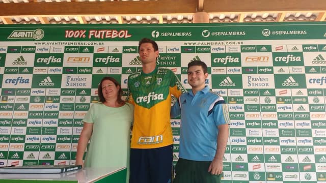 Vagner é apresentado ao lado de sócios-torcedores do Palmeiras