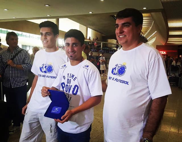 Matías Pisano recepcionado por sócios do Cruzeiro (Foto: Divulgação)