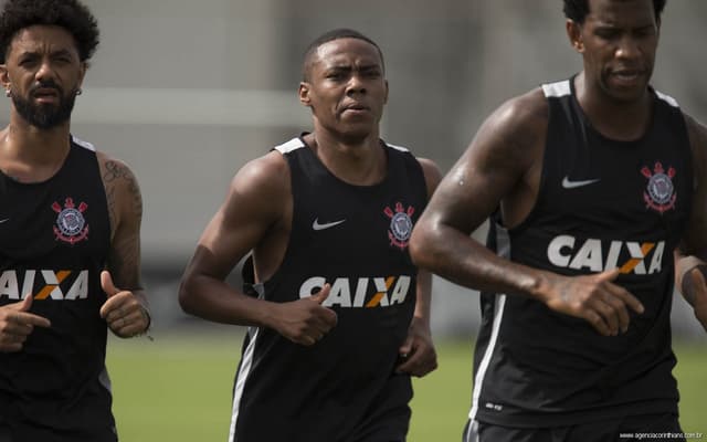 Cristian, Elias e Gil correndo durante treino do Corinthians (Foto: Daniel Augusto Jr)