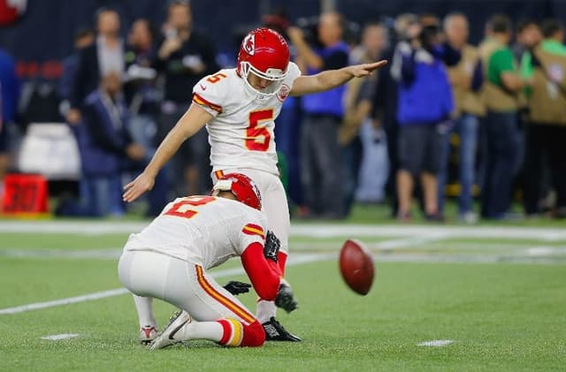 Cairo Santos chuta field goal na vitória sobre o Houston Texans, no último sábado (Foto: AFP)