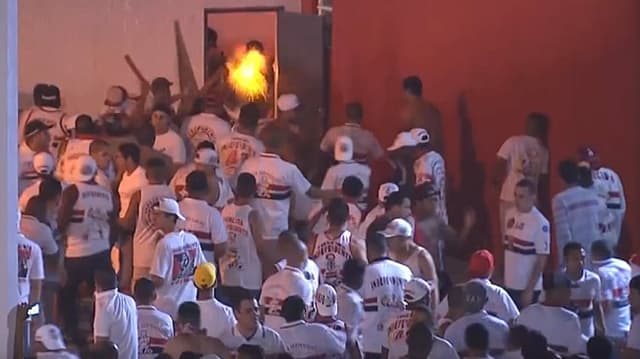 HOME - São Paulo x Rondonópolis - Copinha - Briga da torcida no Nogueirão (Foto: Reprodução/Sportv)