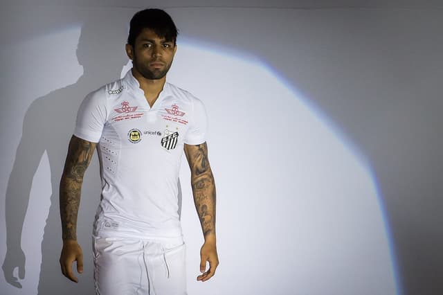 Gabigol posa com o novo uniforme do Santos