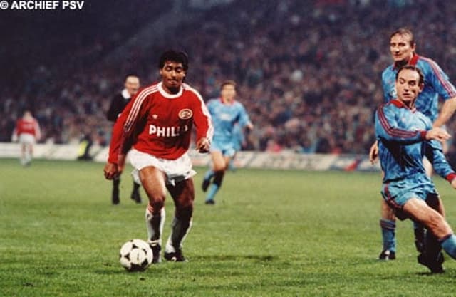 Romário em ação pelo PSV. Baixinho marcou 165 em 167 gols pelo clube holandês entre 1988 e 1993