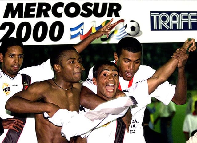 Romário celebra o título da Mercosul conquistada pelo Vasco, em 2000