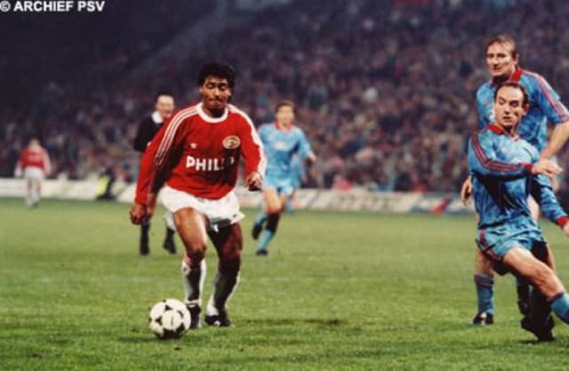 Romário em ação pelo PSV. Baixinho marcou 165 em 167 gols pelo clube holandês entre 1988 e 1993