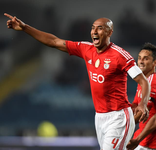 O zagueiro Luisão defende as cores do Benfica desde a temporada 2003-2004 (Foto: AFP / FRANCISCO LEONG)