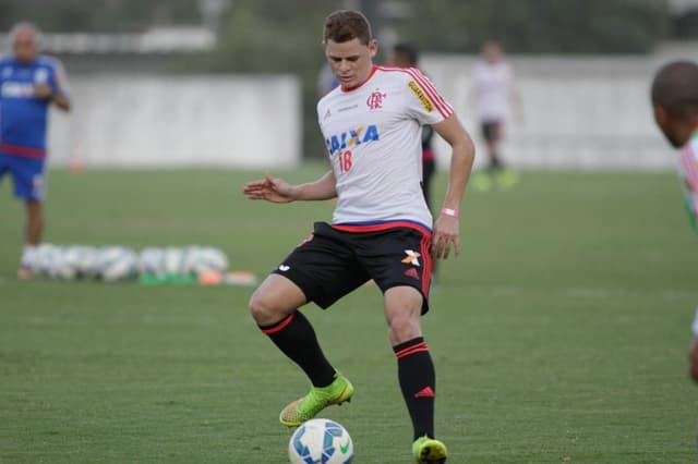 Jonas está de saída. Relembre outros jogadores que 'não deixaram saudades' no Flamengo