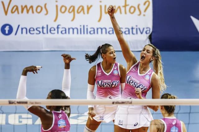 Vôlei Nestlé comemora durante partida da Superliga (Foto: Wander Roberto/Inovafoto/CBV)