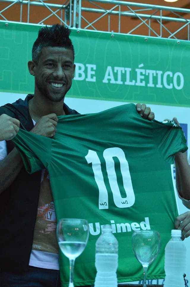 Léo Moura é apresentado pelo Metropolitano (SC) e vestirá a camisa 10 (Fotos: Sidnei Batista/Metropolitano)