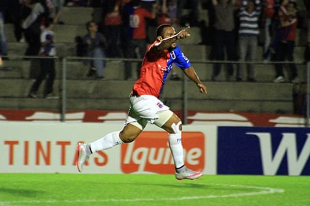 Atacante Lúcio Flávio chega a três gols no Estadual