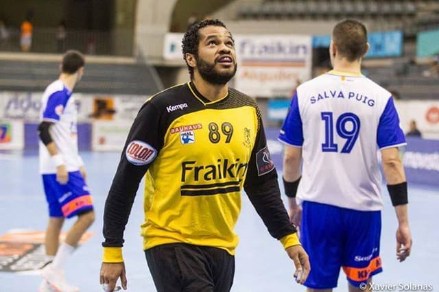 O goleiro da seleção masculina conhecido como BomBom sofreu ataques racistas durante partida da Liga Asobal. Foto: Xavier Solanas / Liga Asobal