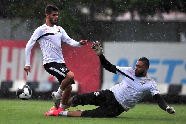 Patito no treino do Santos