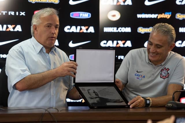 Tite recebe placa do presidente Roberto de Andrade (Foto: Corinthians)