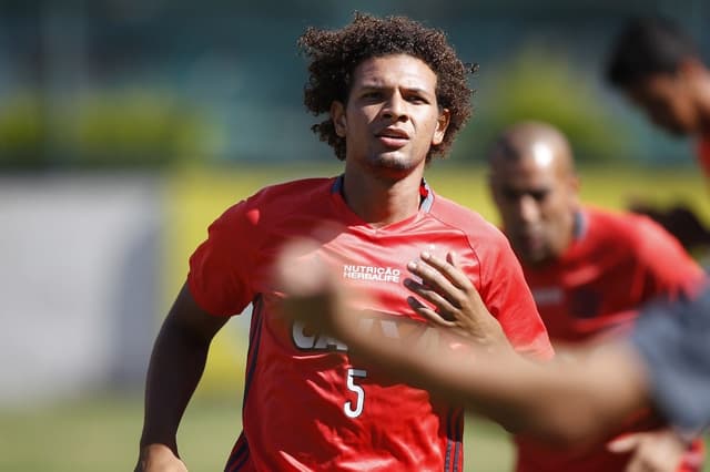 Willian Arão não quis saber de polêmica com o meia vascaíno (Foto: Gilvan de Souza/Flamengo)