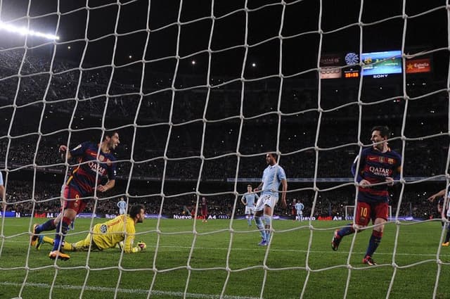 Suárez e Messi celebram gol após cobrança de pênalti ensaiado entre os dois