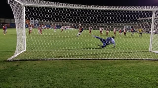 Lúcio Flávio, de cavadinha, marcou um dos gols contra o Rio Branco