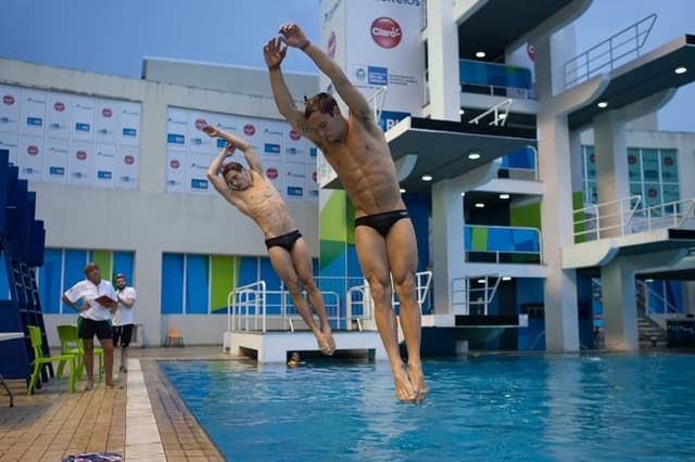 Tom Daley (dir) e Daniel Goodfellow treinam no Maria Lenk para a Copa do Mundo de saltos ornamentais