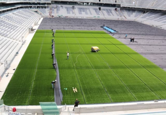 Gramado sintético sendo instalado na Arena da Baixada