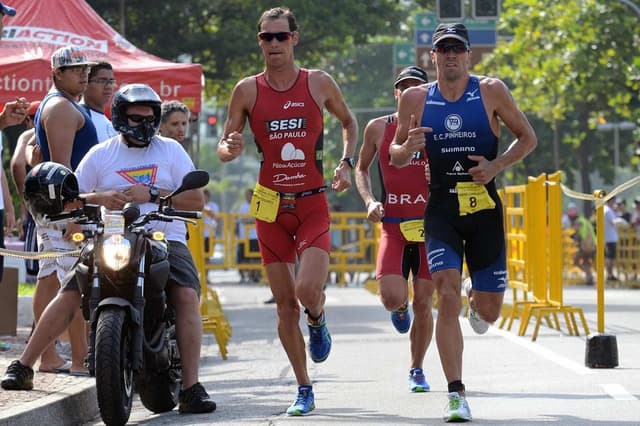 Reinaldo Colucci (a frente de vermelho) busca vaga olímpica para Rio 2016 (Foto: Divulgação / João Pires)