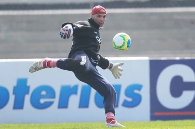 Goleiro Marcos, do Paraná, foi o destaque da partida