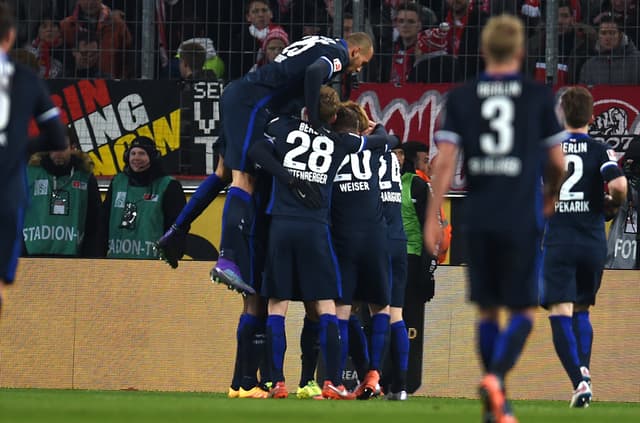 Colônia x Hertha Berlin (foto:PATRIK STOLLARZ / AFP)