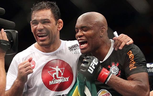 Anderson Silva e Rodrigo Minotauro comemoram vitória no UFC Rio (FOTO: Divulgação)