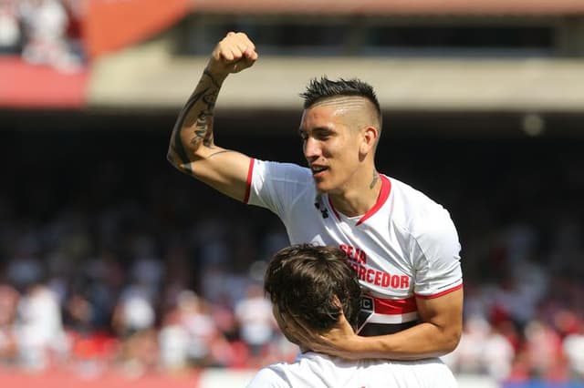 Centurión festeja gol contra o Coritiba wm 2015 (foto: Reginaldo Castro)