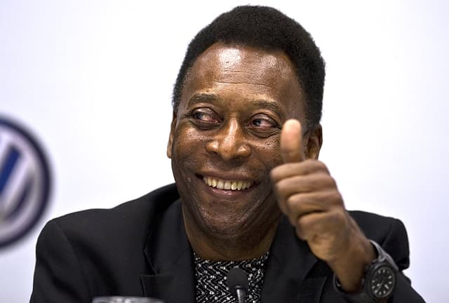 Pelé demonstra bom humor durante coletiva de imprensa em São Bernardo do Campo (Foto: Nelson Almeida/AFP)