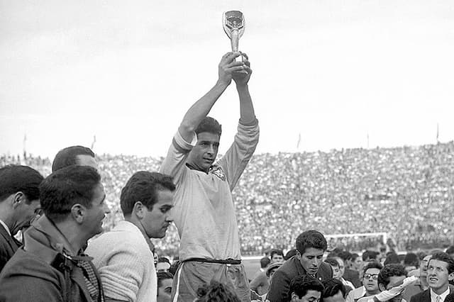 Mauro ergue a taça do Bi em 1962