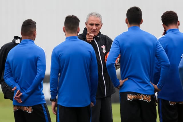 Tite orienta a equipe durante treino (Foto: Daniel Augusto Jr/Ag. Corinthians)