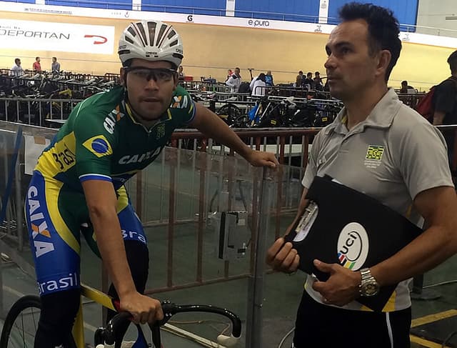 Gideoni Monteiro (à esq) compete na prova do Omnium no ciclismo pista