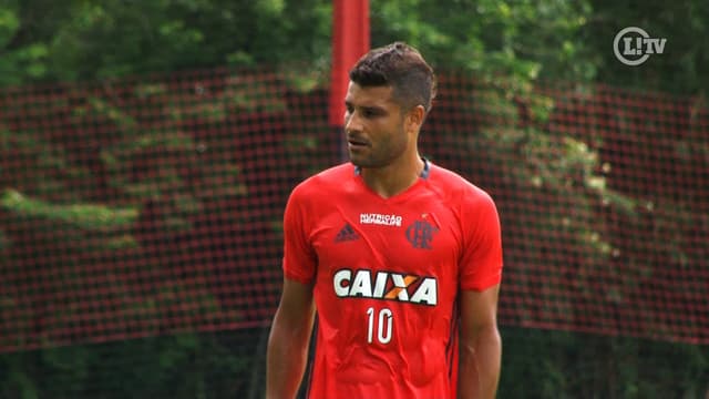 Ederson comanda treino do Flamengo