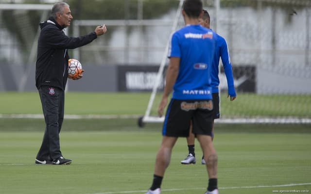 Tite orienta a equipe durante treino (Foto: Daniel Augusto Jr/Ag. Corinthians)