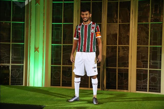 Gustavo Scarpa vestiu o uniforme principal do Fluminense