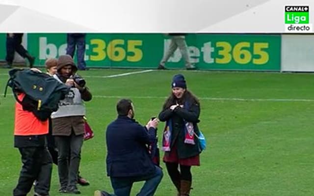 Pedido de casamento - Eibar x Barcelona (Foto: Reprodução)