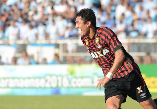 Meia Vinícius marcou um bonito gol de falta contra o Londrina