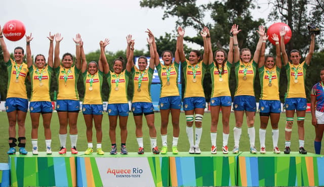 Seleção Feminina de Rúgbi comemora seu 11º título do Sul-Americano (Foto: Luiz Pires/Fotojump)