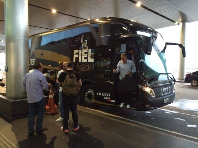 Delegação do Corinthians embarcando ao Paraguai (Foto: Angelo Martins)