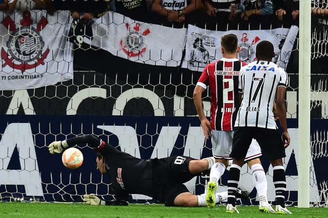 Corinthians foi líder do grupo em 2015: 13 pontos, contra São Paulo, San Lorenzo e Danúbio / caiu nas oitavas de final