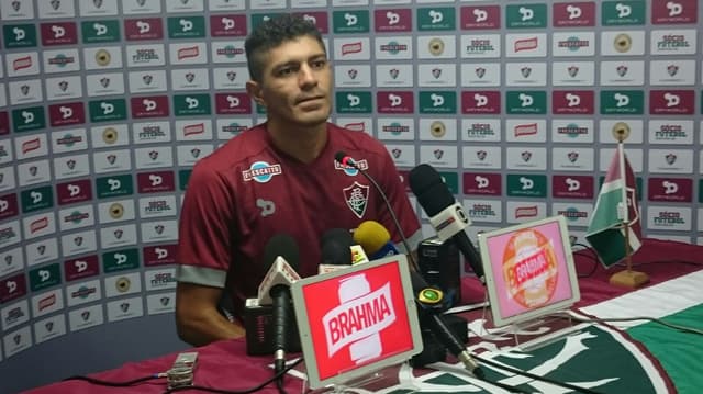 Edson em coletiva no Fluminense