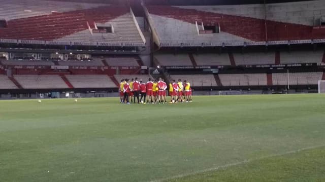 São Paulo treina no Monumental de Nuñez