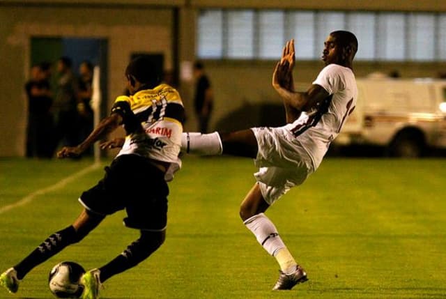 Fluminense x Criciúma - Gerson disputa jogada no primeiro tempo (Foto: Nelson Perez/Fluminense F.C.)