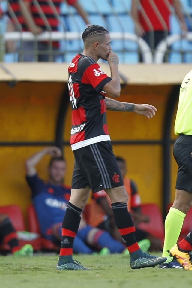 Thiago Santos está fora de jogo (Gilvan de Souza/Flamengo)