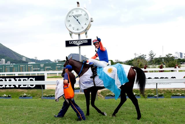 Jorge Ricardo em Don Inc, vencedor do Longines Grande Prêmio Latinoamericano 2016