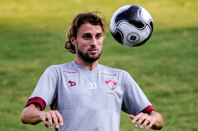 Henrique - Fluminense treinando com a nova camisa