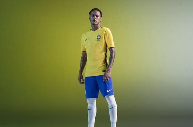 Neymar posa com a nova camisa da Seleção (Foto: Divulgação)