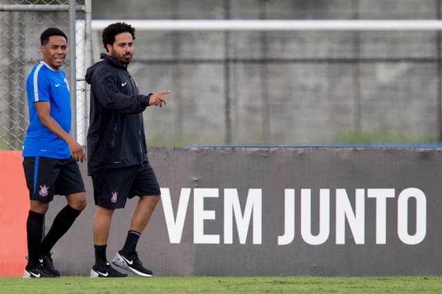 Elias e o fisioterapeuta Caio Mello, em treino do Corinthians (Foto: Daniel Augusto Jr)